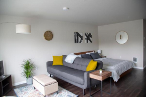 Capitol Hill Modern Studio with Free Parking!